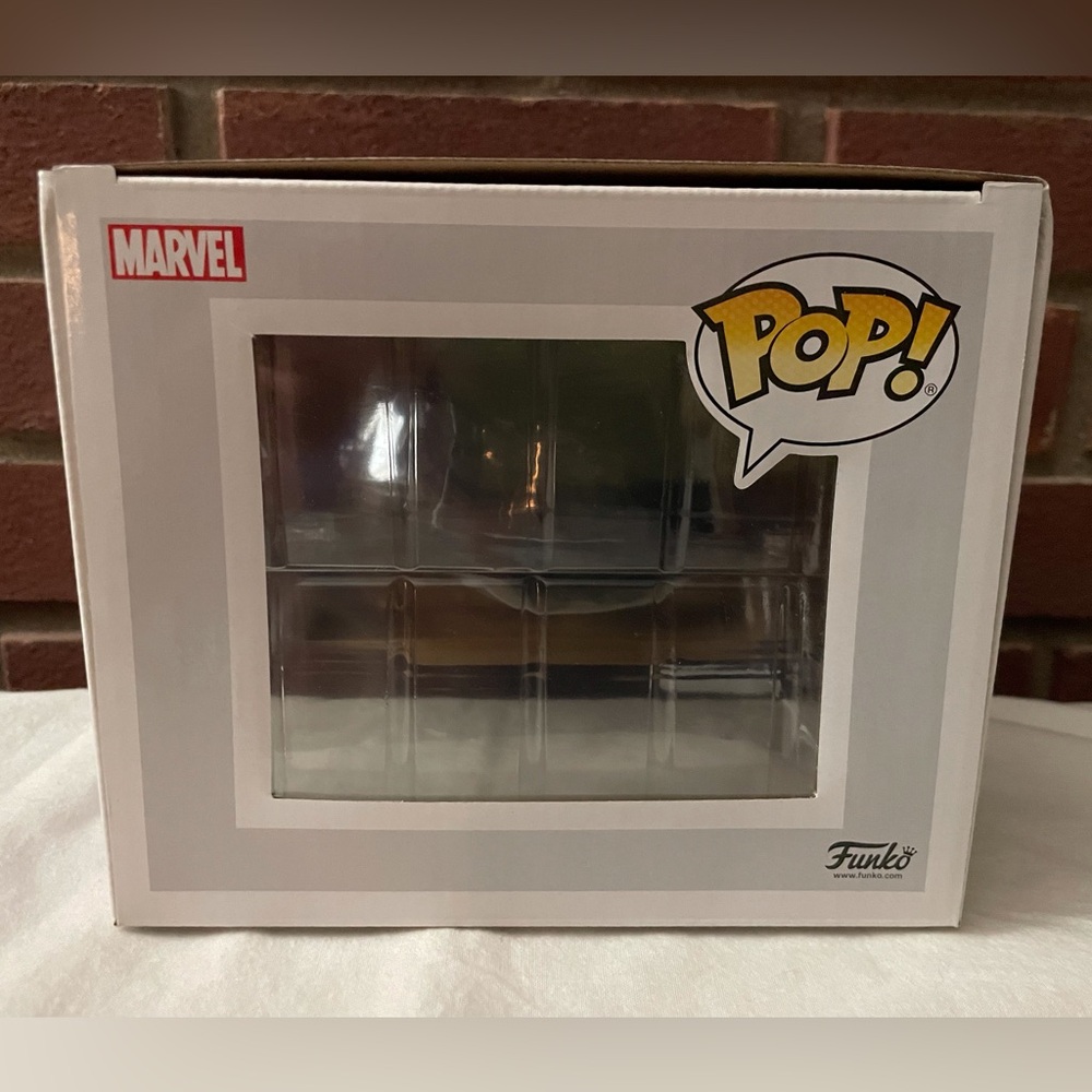 Funko Pop! Deluxe Marvel Avengers Hulk #585 - Picture 8 of 9